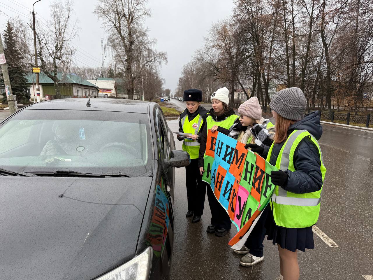 Организаторы профилактического мероприятия провели профилактические беседы с детьми о правилах безопасного поведения на дорогах и объяснили, почему пешеходам запрещается выходить на дорогу из-за припаркованного транспорта...
