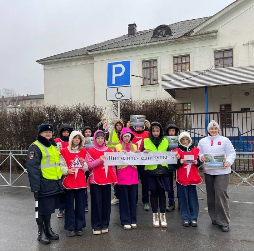 Организаторы профилактического мероприятия провели профилактические беседы с детьми о правилах безопасного поведения на дорогах и объяснили, почему пешеходам запрещается выходить на дорогу из-за припаркованного транспорта... Организаторы профилактического мероприятия провели профилактические беседы с детьми о правилах безопасного поведения на дорогах и объяснили, почему пешеходам запрещается выходить на дорогу из-за припаркованного транспорта...