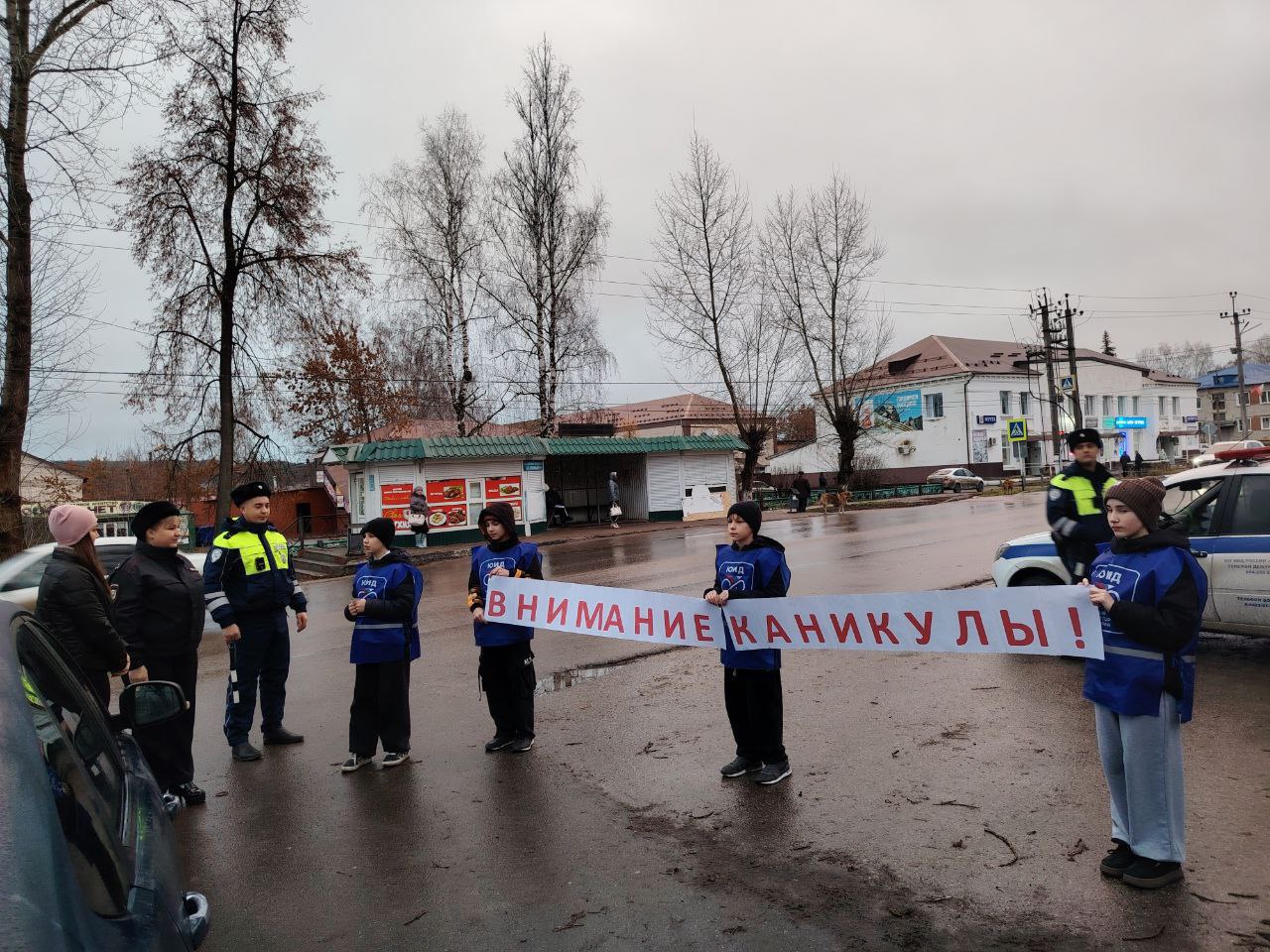 Организаторы профилактического мероприятия провели профилактические беседы с детьми о правилах безопасного поведения на дорогах и объяснили, почему пешеходам запрещается выходить на дорогу из-за припаркованного транспорта... Организаторы профилактического мероприятия провели профилактические беседы с детьми о правилах безопасного поведения на дорогах и объяснили, почему пешеходам запрещается выходить на дорогу из-за припаркованного транспорта...