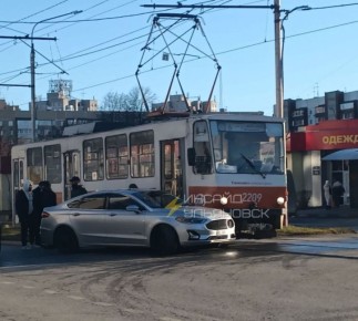 На перекрёстке Камышинской и Самарской водитель авто устроил ДТП с трамваем