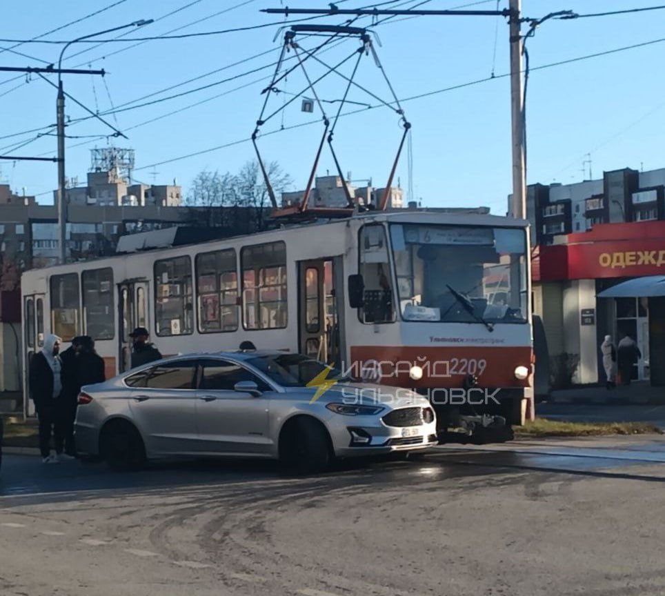 На перекрёстке Камышинской и Самарской водитель авто устроил ДТП с трамваем