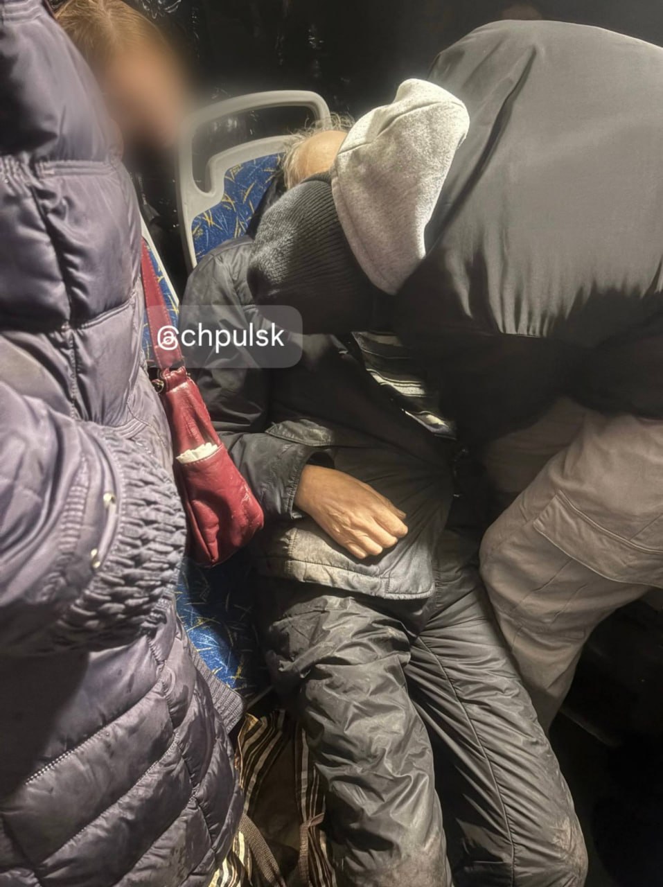 «До приезда скорой каждые пять минут передавал сведения о состоянии мужчины»: в ульяновском автобусе студент-медик и пассажиры спасли пожилого мужчину «До приезда скорой каждые пять минут передавал сведения о состоянии мужчины»: в ульяновском автобусе студент-медик и пассажиры спасли пожилого мужчину