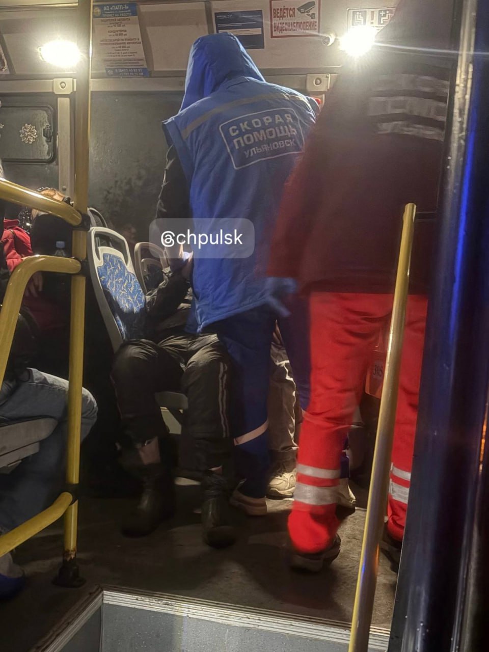 «До приезда скорой каждые пять минут передавал сведения о состоянии мужчины»: в ульяновском автобусе студент-медик и пассажиры спасли пожилого мужчину