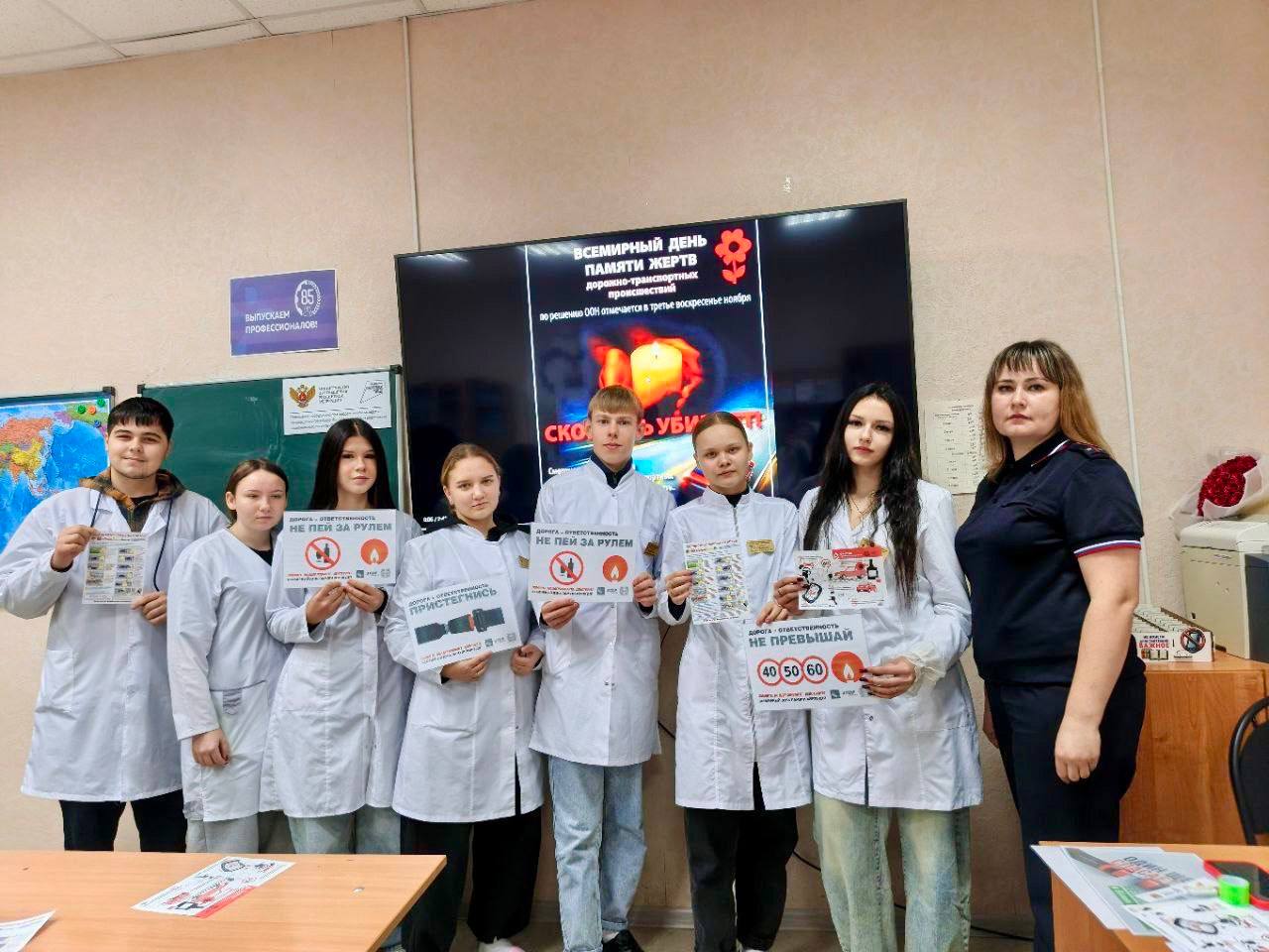 Во многих образовательных организациях Ульяновской области состоялись траурные линейки, во время которых юные инспекторы движения выступили с призывами о неукоснительном соблюдении правил дорожной безопасности и почтили... Во многих образовательных организациях Ульяновской области состоялись траурные линейки, во время которых юные инспекторы движения выступили с призывами о неукоснительном соблюдении правил дорожной безопасности и почтили...