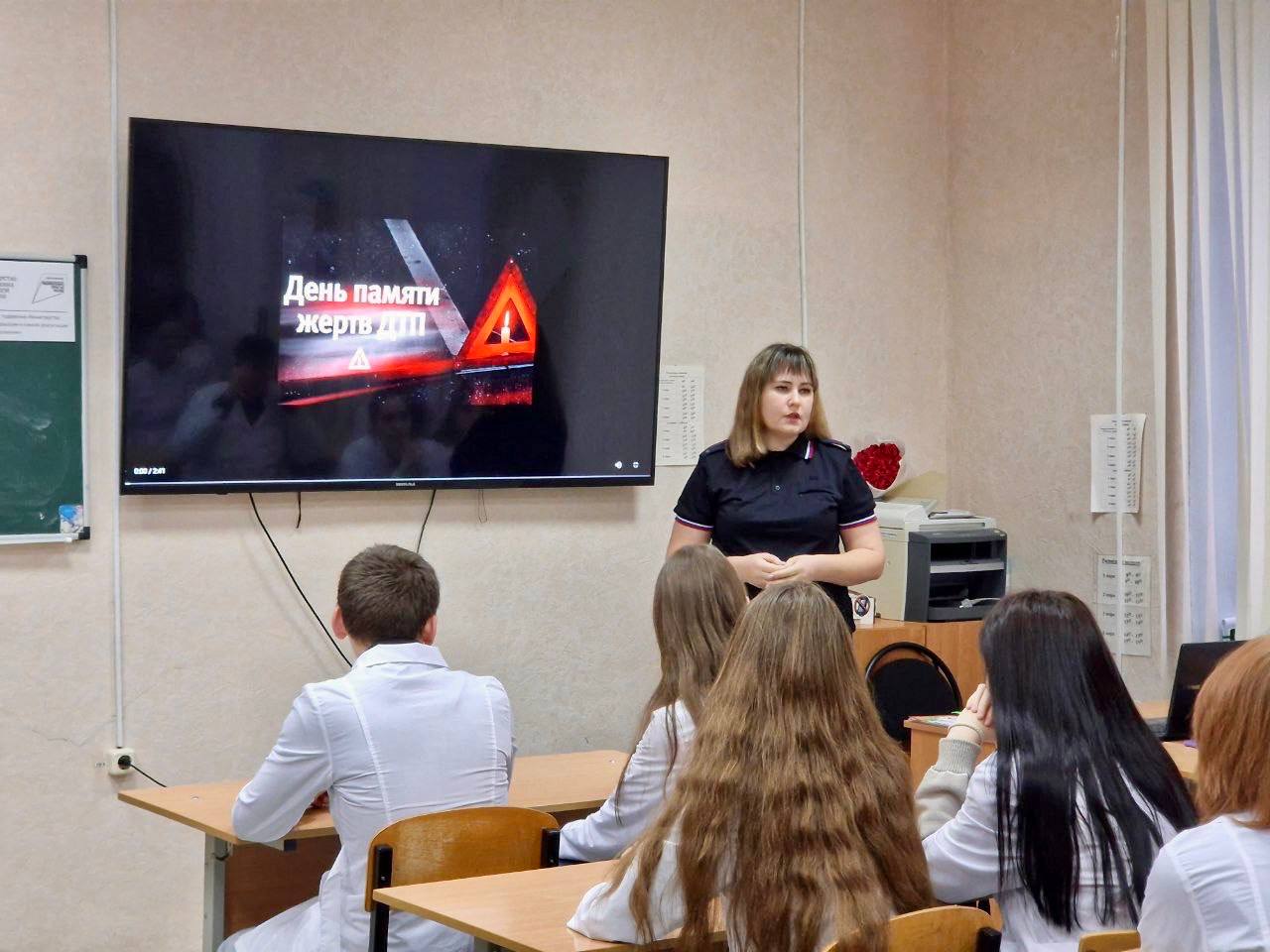 Юные инспекторы дорожного движения и сотрудники Госавтоинспекции почтили память погибших в дорожно-транспортных происшествиях Юные инспекторы дорожного движения и сотрудники Госавтоинспекции почтили память погибших в дорожно-транспортных происшествиях