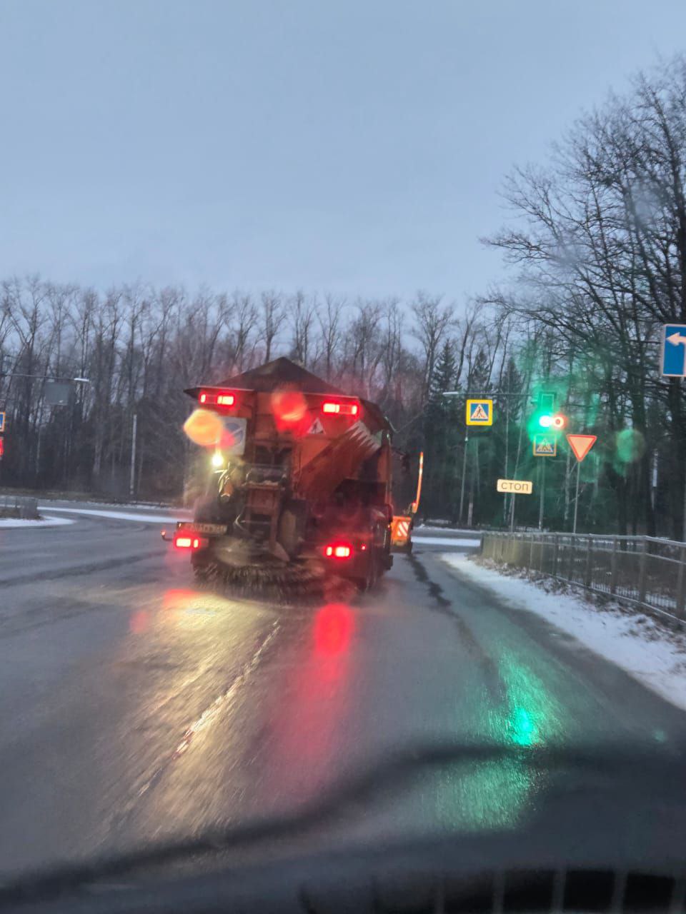 Спецтехника МБУ "Дорремстрой" обрабатывает дороги Ульяновска пескосоляной смесью для безопасности движения Спецтехника МБУ "Дорремстрой" обрабатывает дороги Ульяновска пескосоляной смесью для безопасности движения