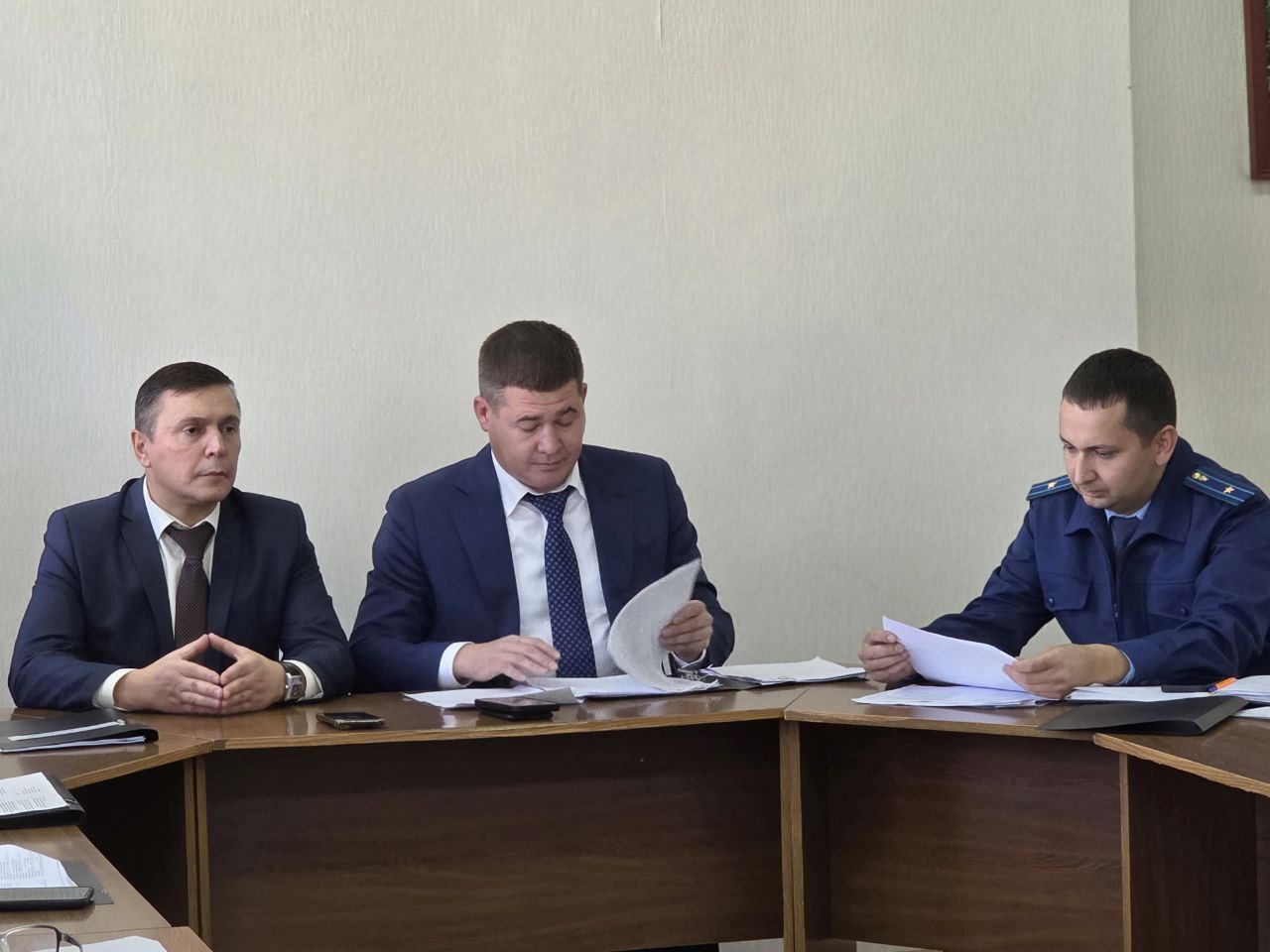 Прокурор Мелекесского района Ефремкин А.Н. принял участие в заседании Совета депутатов МО «Мелекесский район», на котором заслушан отчет главы Совета депутатов МО "Тиинское сельское поселение" о проведении капитального... Прокурор Мелекесского района Ефремкин А.Н. принял участие в заседании Совета депутатов МО «Мелекесский район», на котором заслушан отчет главы Совета депутатов МО "Тиинское сельское поселение" о проведении капитального...