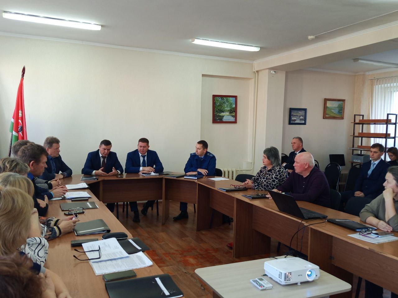 Прокурор Мелекесского района Ефремкин А.Н. принял участие в заседании Совета депутатов МО «Мелекесский район», на котором заслушан отчет главы Совета депутатов МО "Тиинское сельское поселение" о проведении капитального... Прокурор Мелекесского района Ефремкин А.Н. принял участие в заседании Совета депутатов МО «Мелекесский район», на котором заслушан отчет главы Совета депутатов МО "Тиинское сельское поселение" о проведении капитального...