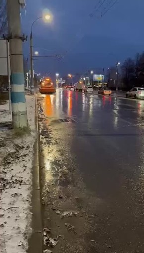 Спецтехника МБУ "Дорремстрой" обрабатывает дороги Ульяновска пескосоляной смесью для безопасности движения