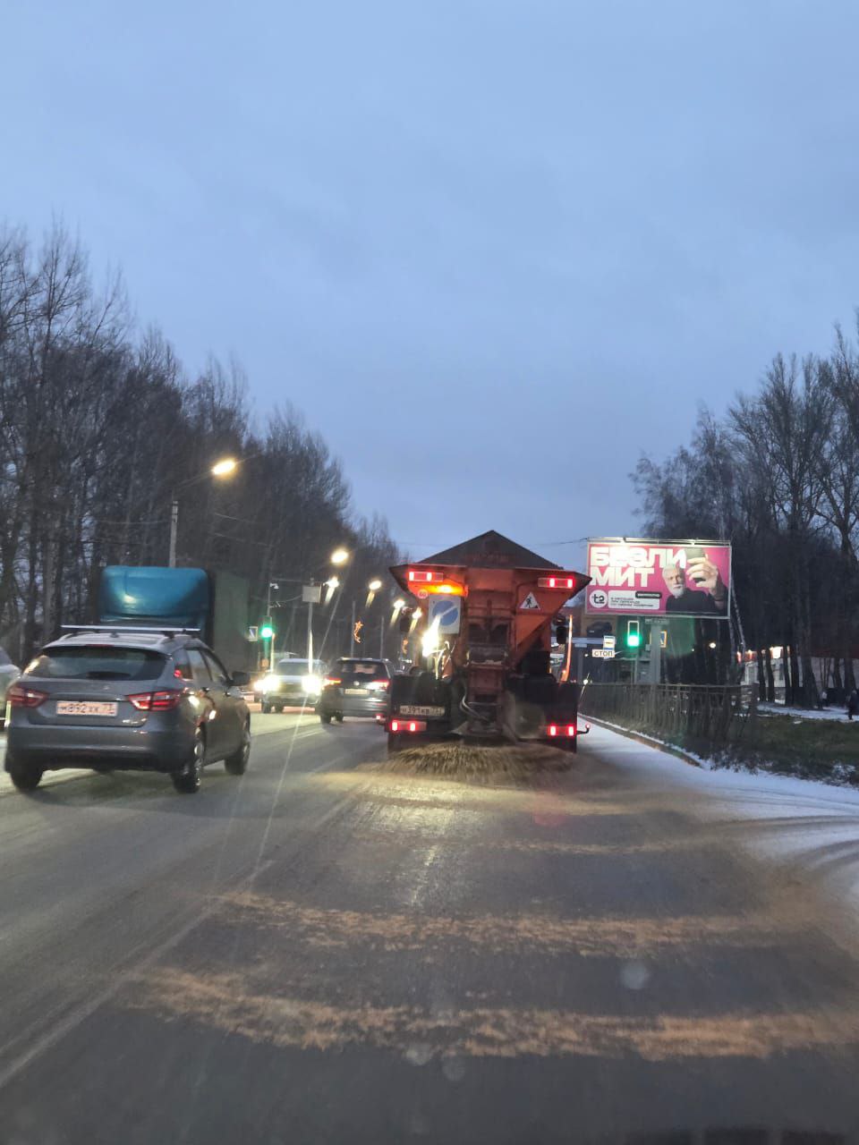 Спецтехника МБУ "Дорремстрой" обрабатывает дороги Ульяновска пескосоляной смесью для безопасности движения Спецтехника МБУ "Дорремстрой" обрабатывает дороги Ульяновска пескосоляной смесью для безопасности движения