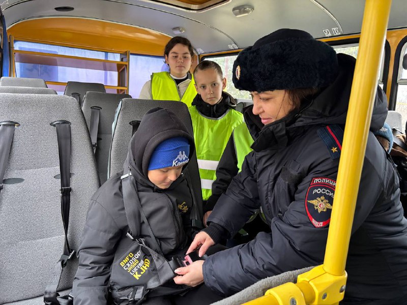 Сотрудники Госавтоинспекции и юные инспекторы движения провели уроки дорожной безопасности в школьных автобусах Сотрудники Госавтоинспекции и юные инспекторы движения провели уроки дорожной безопасности в школьных автобусах