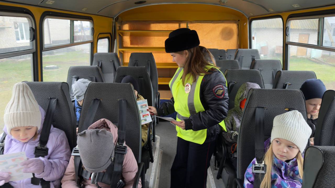 В завершении мероприятия сотрудники Госавтоинспекции подарили школьникам световозвращающие брелоки и тематические листовки по Правилам дорожного движения, а также рассказали о важности использования световозвращателей в... В завершении мероприятия сотрудники Госавтоинспекции подарили школьникам световозвращающие брелоки и тематические листовки по Правилам дорожного движения, а также рассказали о важности использования световозвращателей в...