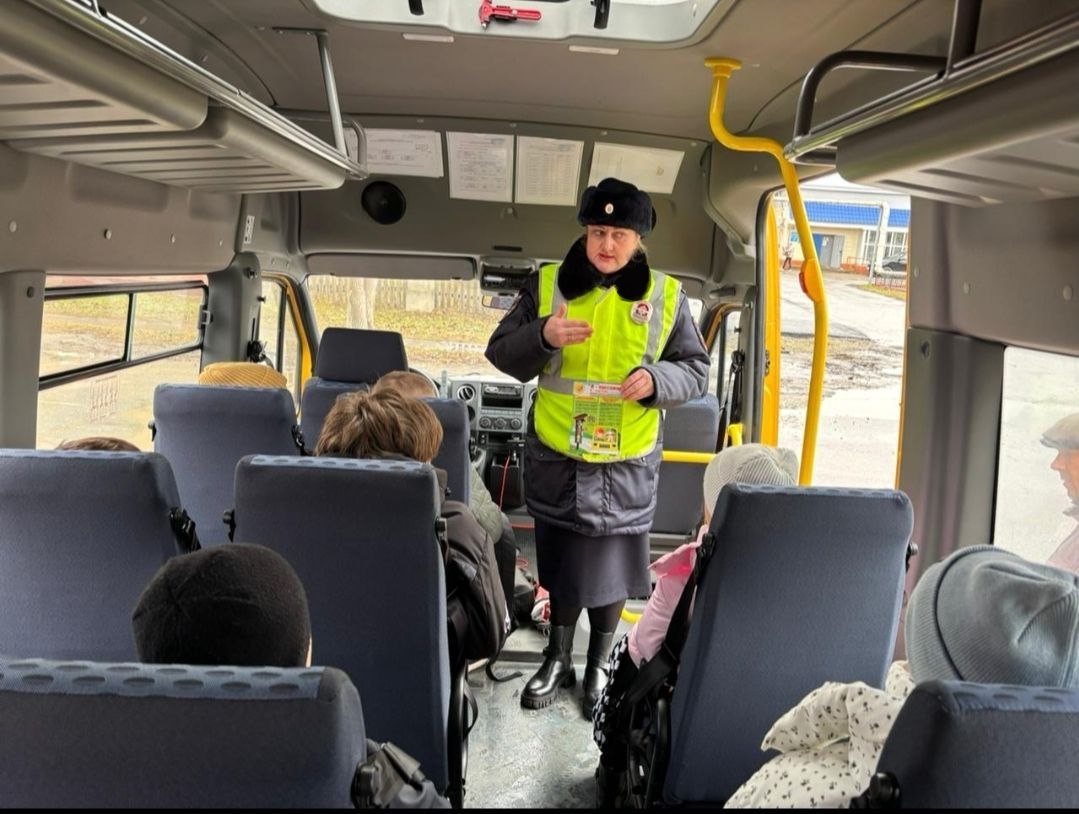 В завершении мероприятия сотрудники Госавтоинспекции подарили школьникам световозвращающие брелоки и тематические листовки по Правилам дорожного движения, а также рассказали о важности использования световозвращателей в... В завершении мероприятия сотрудники Госавтоинспекции подарили школьникам световозвращающие брелоки и тематические листовки по Правилам дорожного движения, а также рассказали о важности использования световозвращателей в...