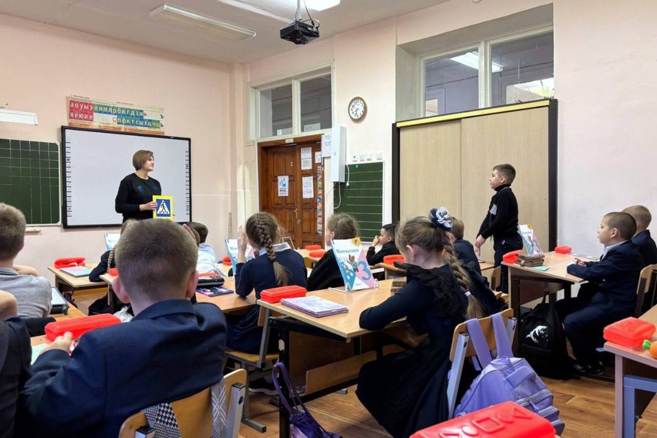 Сотрудники Дирекции безопасности дорожного движения провели познавательные беседы с учениками Средней школы №28 города Ульяновска, посвящённые правилам дорожного движения Сотрудники Дирекции безопасности дорожного движения провели познавательные беседы с учениками Средней школы №28 города Ульяновска, посвящённые правилам дорожного движения