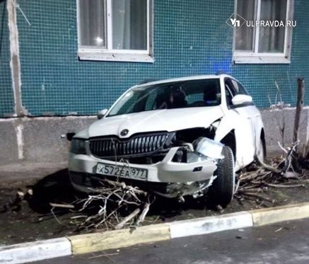 Водитель на «Шкоде» врезался в дом на Нижней террасе