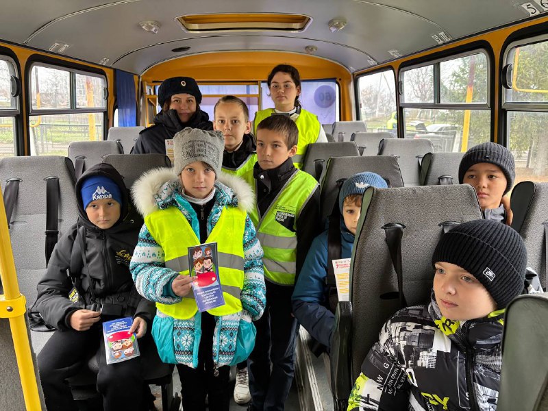 В завершении мероприятия сотрудники Госавтоинспекции подарили школьникам световозвращающие брелоки и тематические листовки по Правилам дорожного движения, а также рассказали о важности использования световозвращателей в...