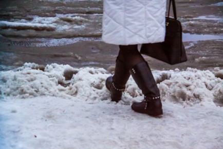 Как избавиться от солевых разводов на зимней обуви: быстрый и эффективный способ