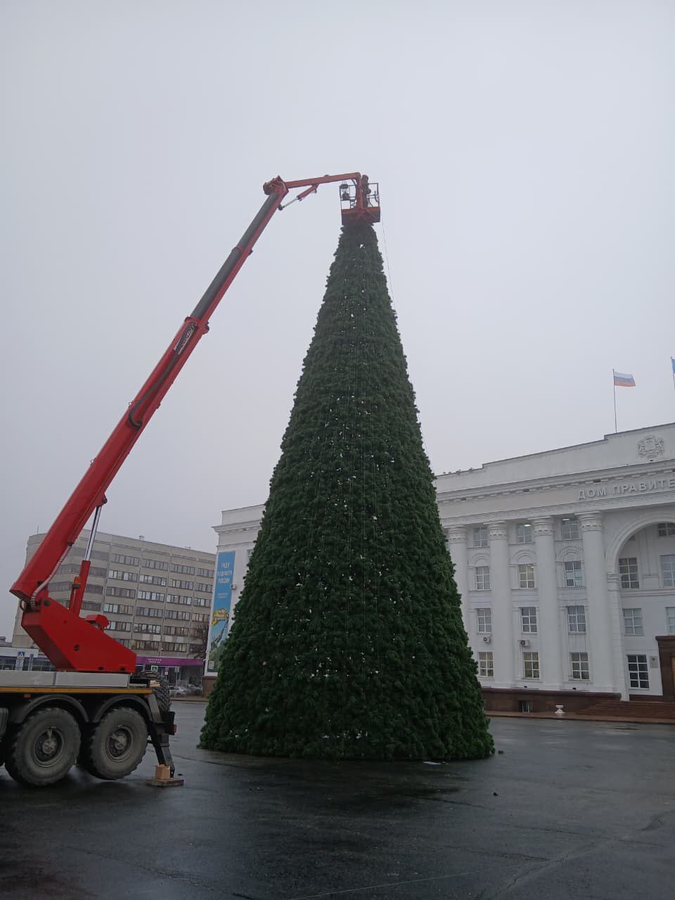 В Ульяновске монтируют новогоднее световое оформление