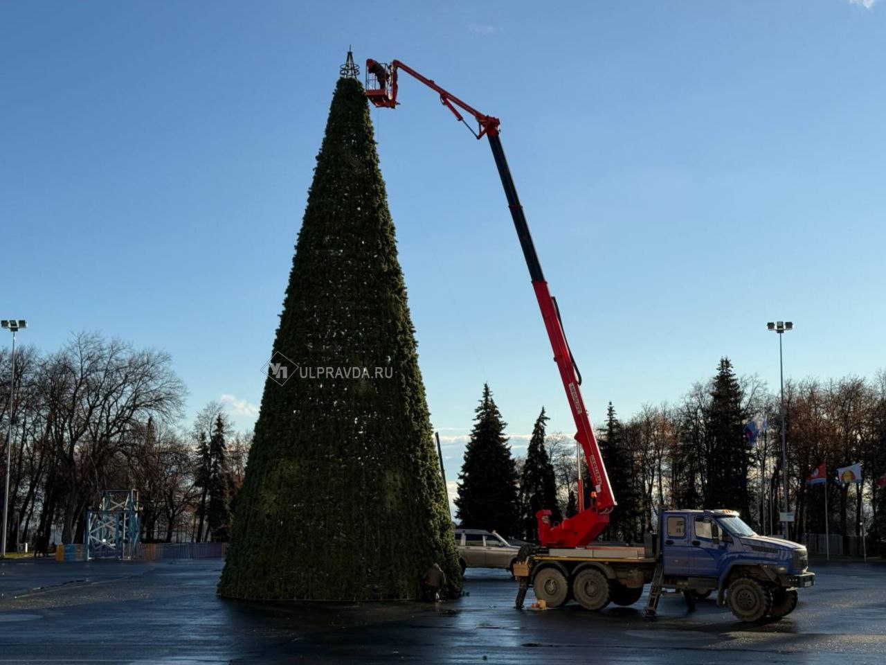 На площади уже установили новогоднюю ёлку На площади уже установили новогоднюю ёлку