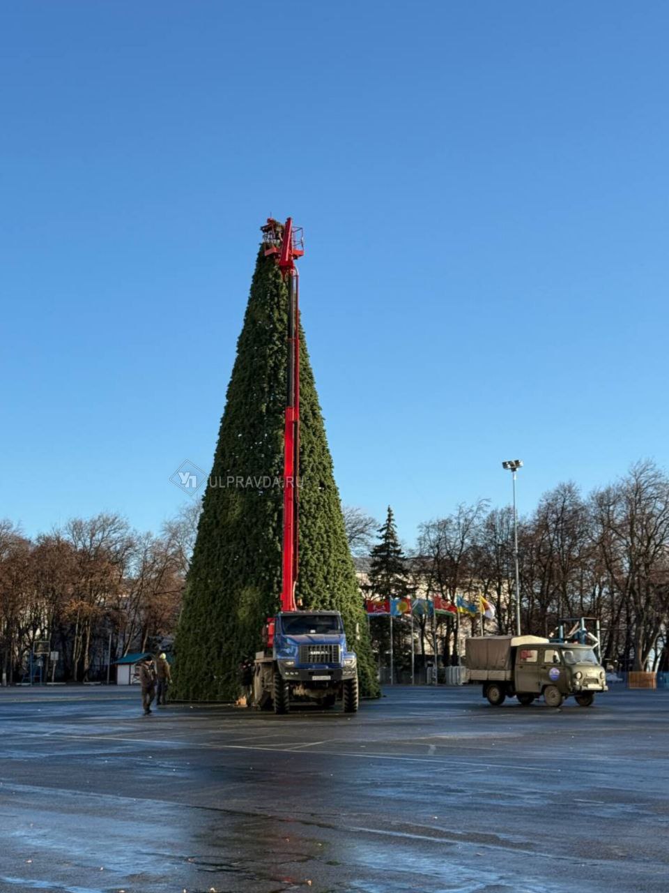 На площади уже установили новогоднюю ёлку