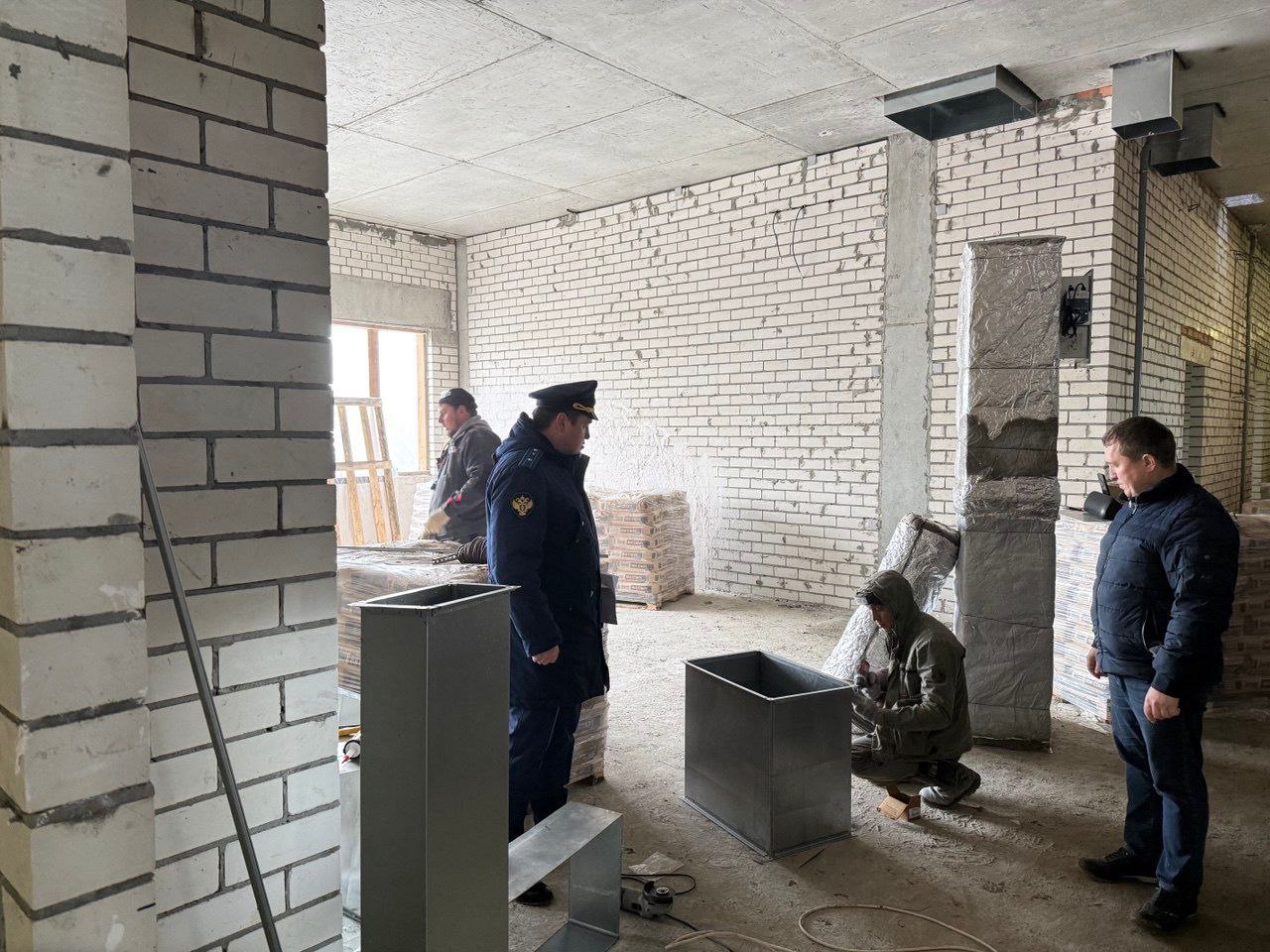 Прокуроры инспектируют строительство поликлиники на Шигаева в Ульяновске Прокуроры инспектируют строительство поликлиники на Шигаева в Ульяновске