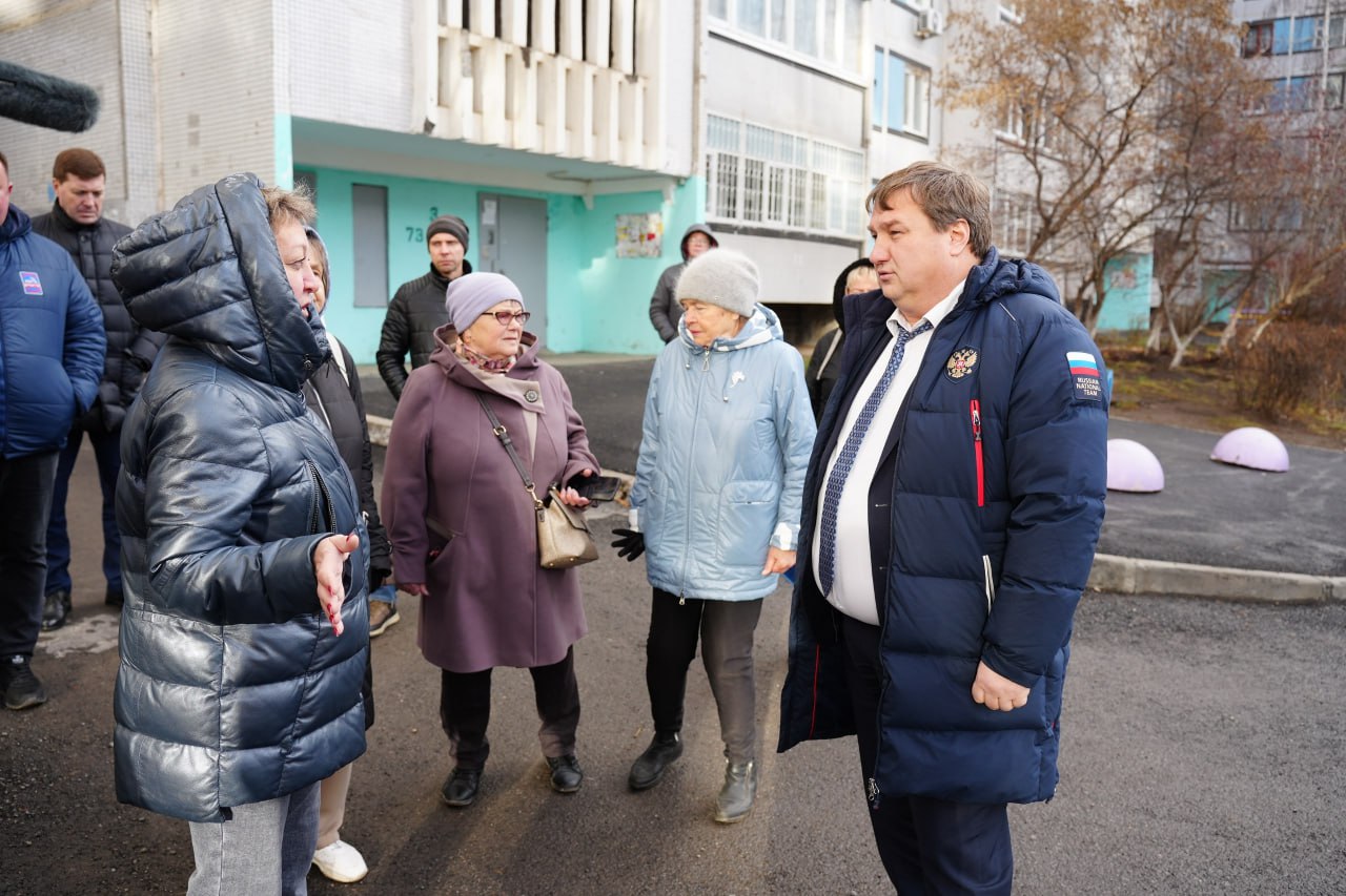 Александр Болдакин: Вместе с жителями проверили результаты благоустройства двора на Карбышева, 16