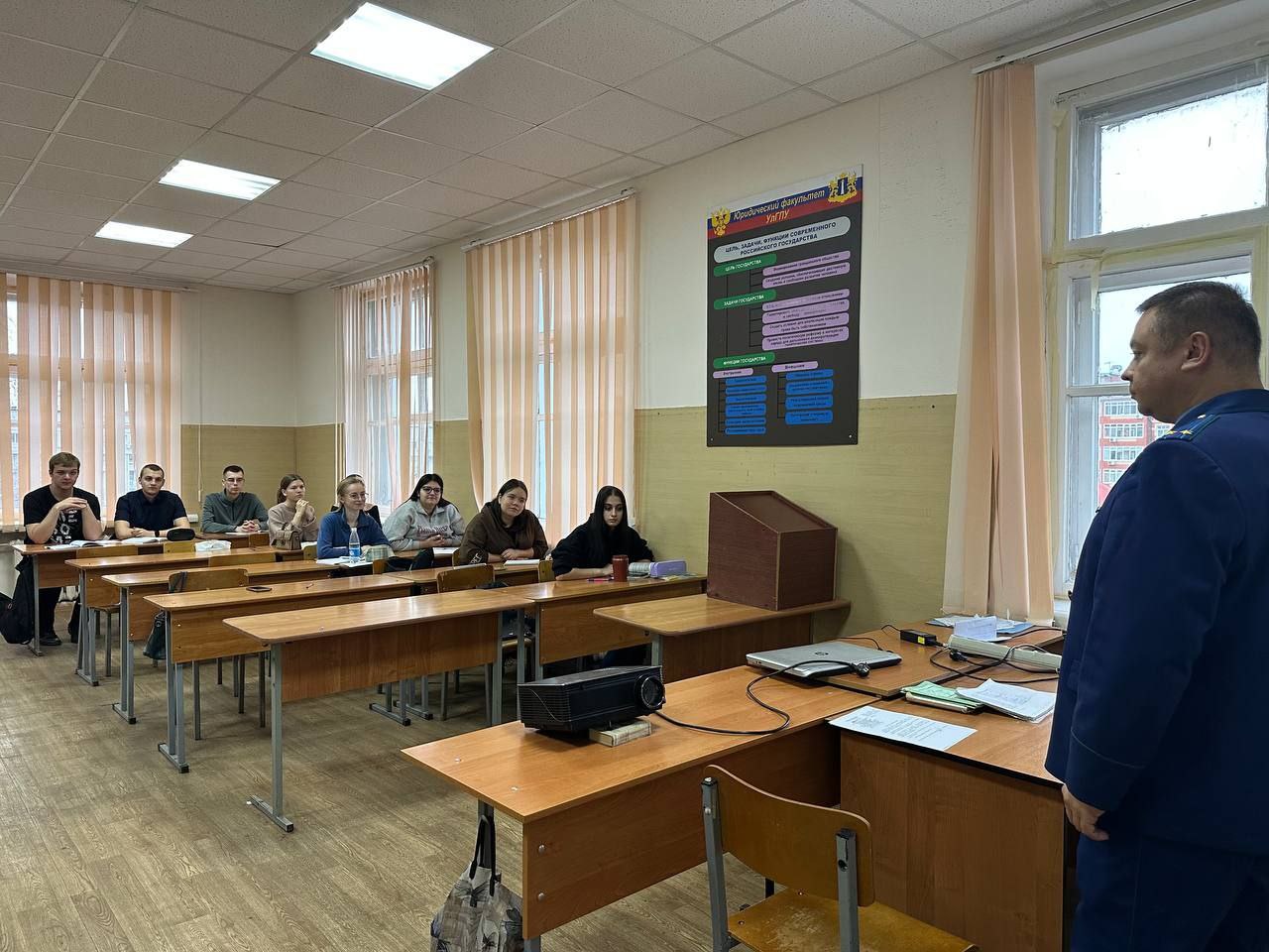 В рамках реализации мероприятий по правовому просвещению и правовому информированию старший прокурор отдела государственных обвинителей уголовно-судебного управления прокуратуры Ульяновской области Рябов И.В. встретился со... В рамках реализации мероприятий по правовому просвещению и правовому информированию старший прокурор отдела государственных обвинителей уголовно-судебного управления прокуратуры Ульяновской области Рябов И.В. встретился со...