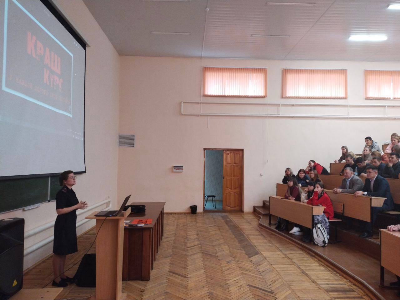 Во время «Краш-курса» сотрудники Госавтоинспекции совместно с представителями спасательных и медицинских служб продемонстрировали тематические видеофильмы с мест дорожно-транспортных происшествий, которые наглядно показывают... Во время «Краш-курса» сотрудники Госавтоинспекции совместно с представителями спасательных и медицинских служб продемонстрировали тематические видеофильмы с мест дорожно-транспортных происшествий, которые наглядно показывают...