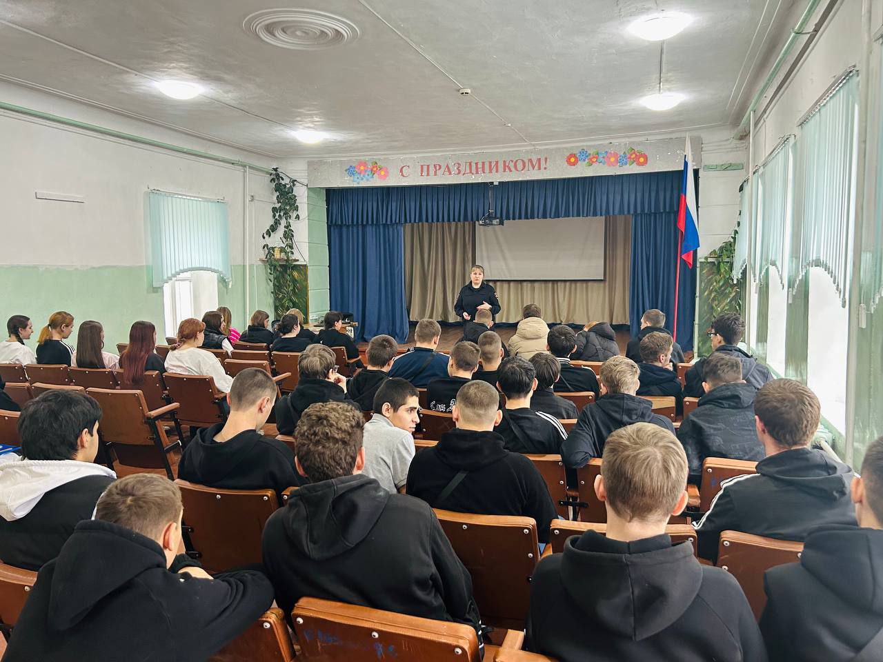 «Краш-курс» - это не просто лекция, это практико-ориентированное обучение, которое призвано дать студентам самые необходимые знания и навыки для действий в экстренных ситуациях, связанных с дорожным движением...