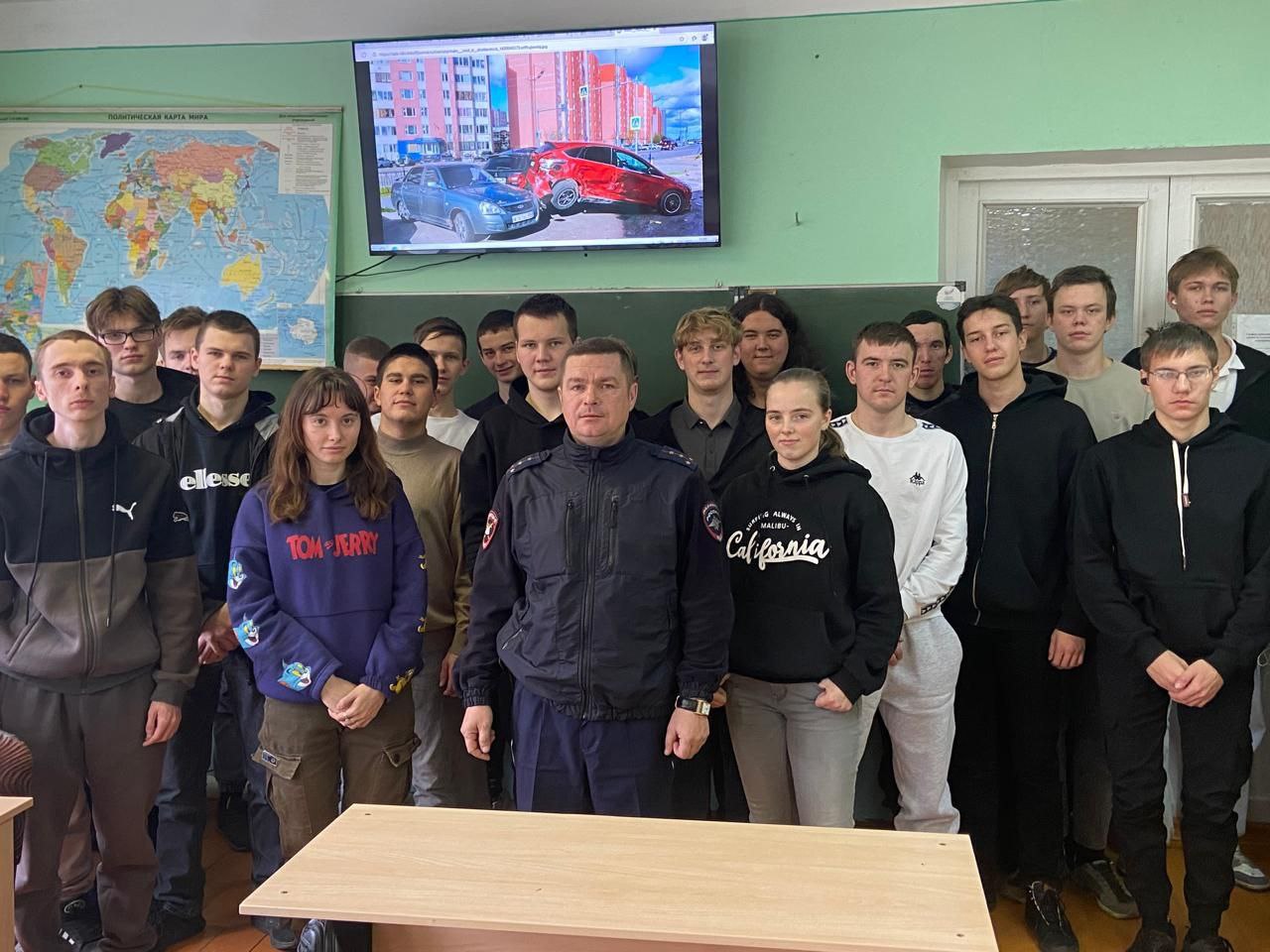 Во время «Краш-курса» сотрудники Госавтоинспекции совместно с представителями спасательных и медицинских служб продемонстрировали тематические видеофильмы с мест дорожно-транспортных происшествий, которые наглядно показывают... Во время «Краш-курса» сотрудники Госавтоинспекции совместно с представителями спасательных и медицинских служб продемонстрировали тематические видеофильмы с мест дорожно-транспортных происшествий, которые наглядно показывают...