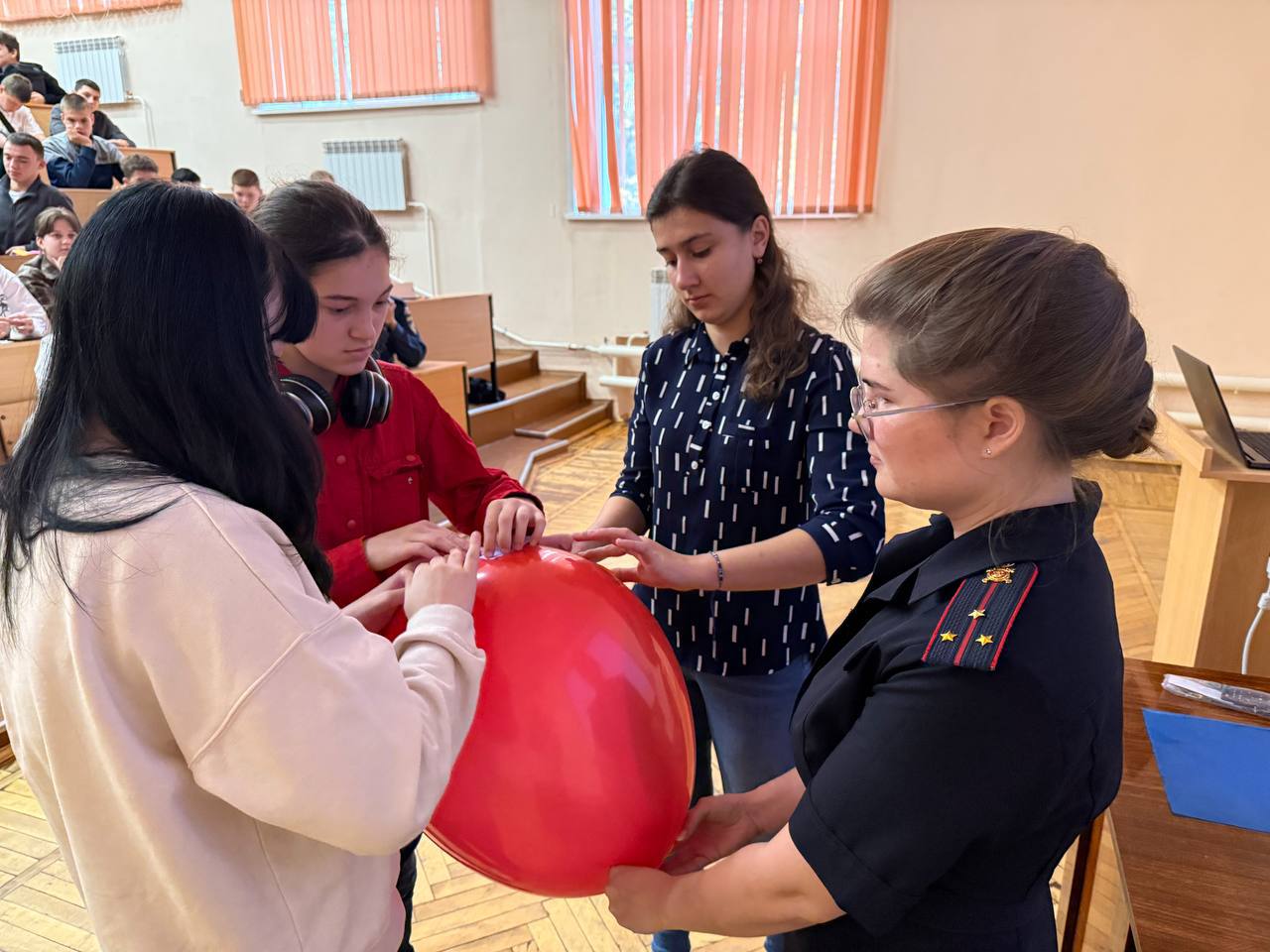 «Краш-курс» - это не просто лекция, это практико-ориентированное обучение, которое призвано дать студентам самые необходимые знания и навыки для действий в экстренных ситуациях, связанных с дорожным движением... «Краш-курс» - это не просто лекция, это практико-ориентированное обучение, которое призвано дать студентам самые необходимые знания и навыки для действий в экстренных ситуациях, связанных с дорожным движением...