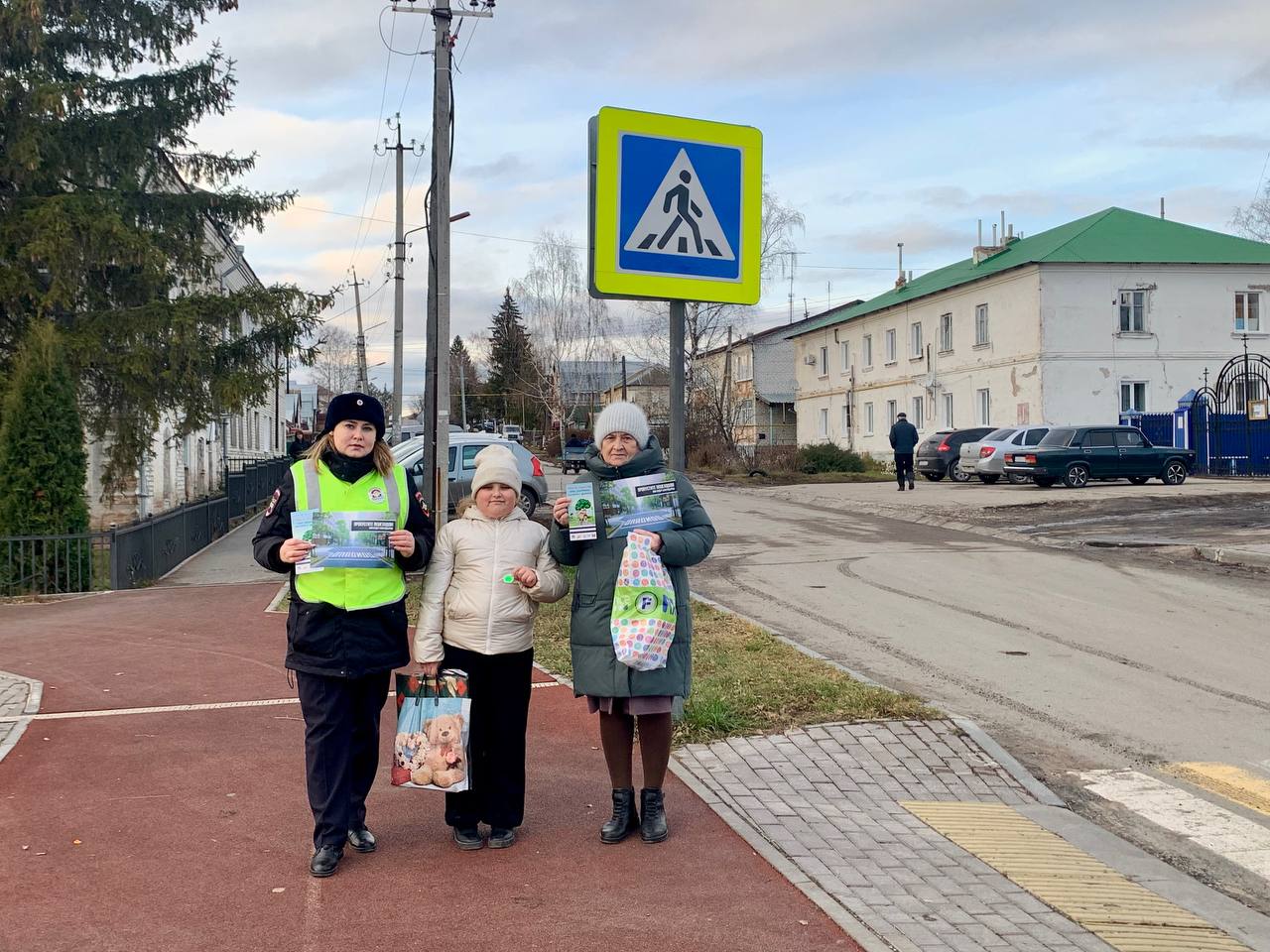 В завершение профилактической акции сотрудники Госавтоинспекции подарили родителям памятки, а представители Дирекции безопасности дорожного движения подарили всем участникам световозвращающие наклейки В завершение профилактической акции сотрудники Госавтоинспекции подарили родителям памятки, а представители Дирекции безопасности дорожного движения подарили всем участникам световозвращающие наклейки