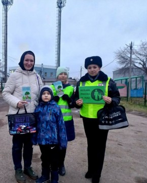 В завершение профилактической акции сотрудники Госавтоинспекции подарили родителям памятки, а представители Дирекции безопасности дорожного движения подарили всем участникам световозвращающие наклейки
