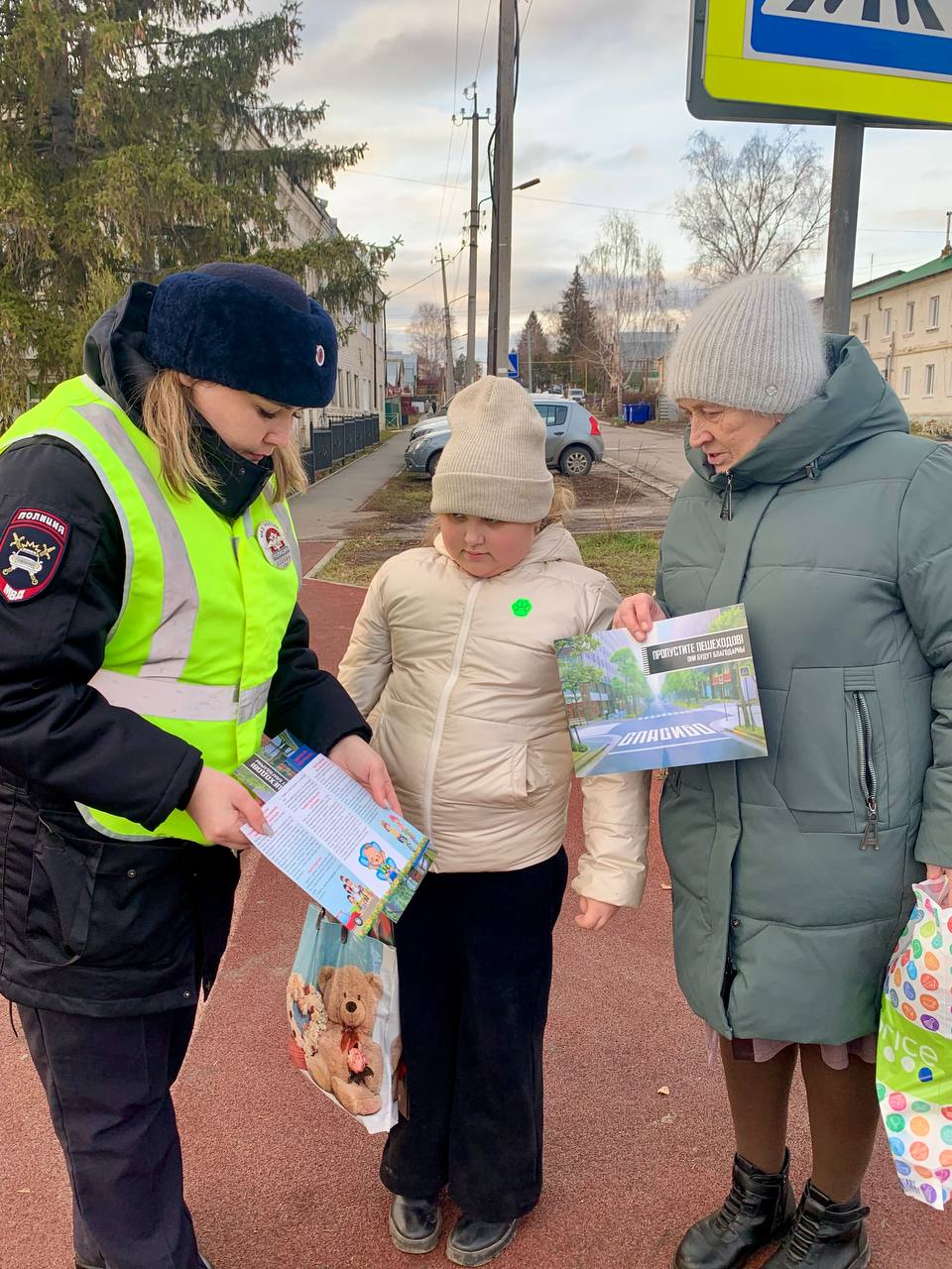 В рамках профилактической акции сотрудники Госавтоинспекции и Дирекция безопасности дорожного движения рассказали юным участникам дорожного движения правила перехода регулируемых и нерегулируемых пешеходных переходов...