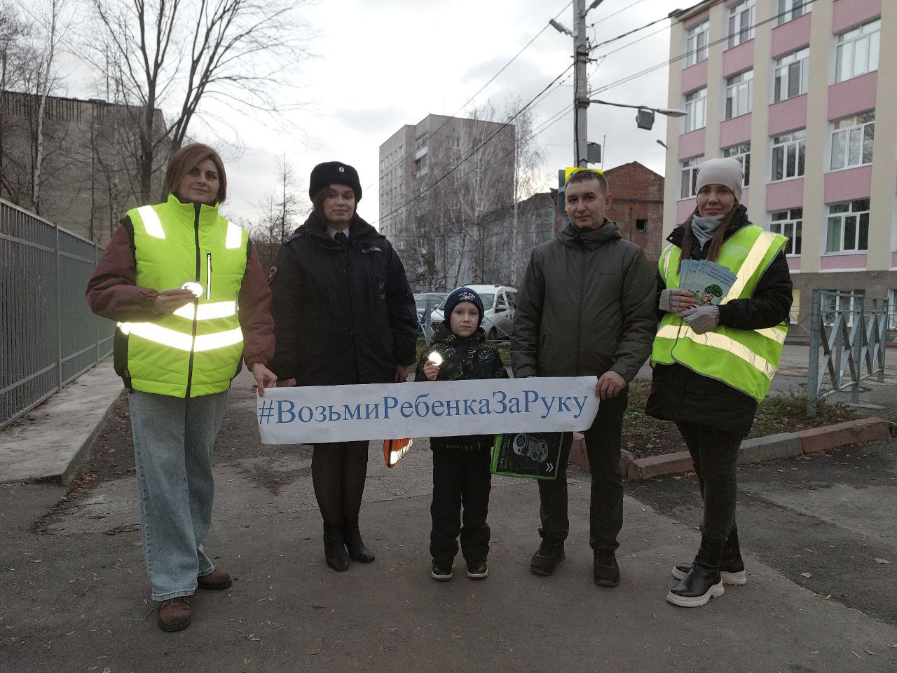 В рамках профилактической акции сотрудники Госавтоинспекции и Дирекция безопасности дорожного движения рассказали юным участникам дорожного движения правила перехода регулируемых и нерегулируемых пешеходных переходов... В рамках профилактической акции сотрудники Госавтоинспекции и Дирекция безопасности дорожного движения рассказали юным участникам дорожного движения правила перехода регулируемых и нерегулируемых пешеходных переходов...