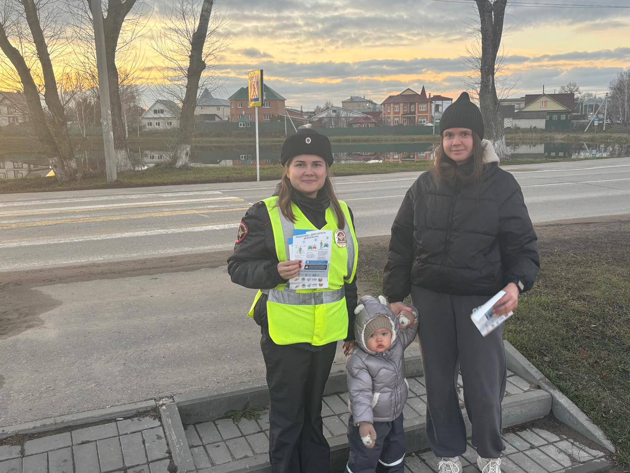 В завершение профилактической акции сотрудники Госавтоинспекции подарили родителям памятки, а представители Дирекции безопасности дорожного движения подарили всем участникам световозвращающие наклейки В завершение профилактической акции сотрудники Госавтоинспекции подарили родителям памятки, а представители Дирекции безопасности дорожного движения подарили всем участникам световозвращающие наклейки
