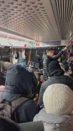 Дедушка с гармошкой сыграл сегодня для пассажиров трамвая №22