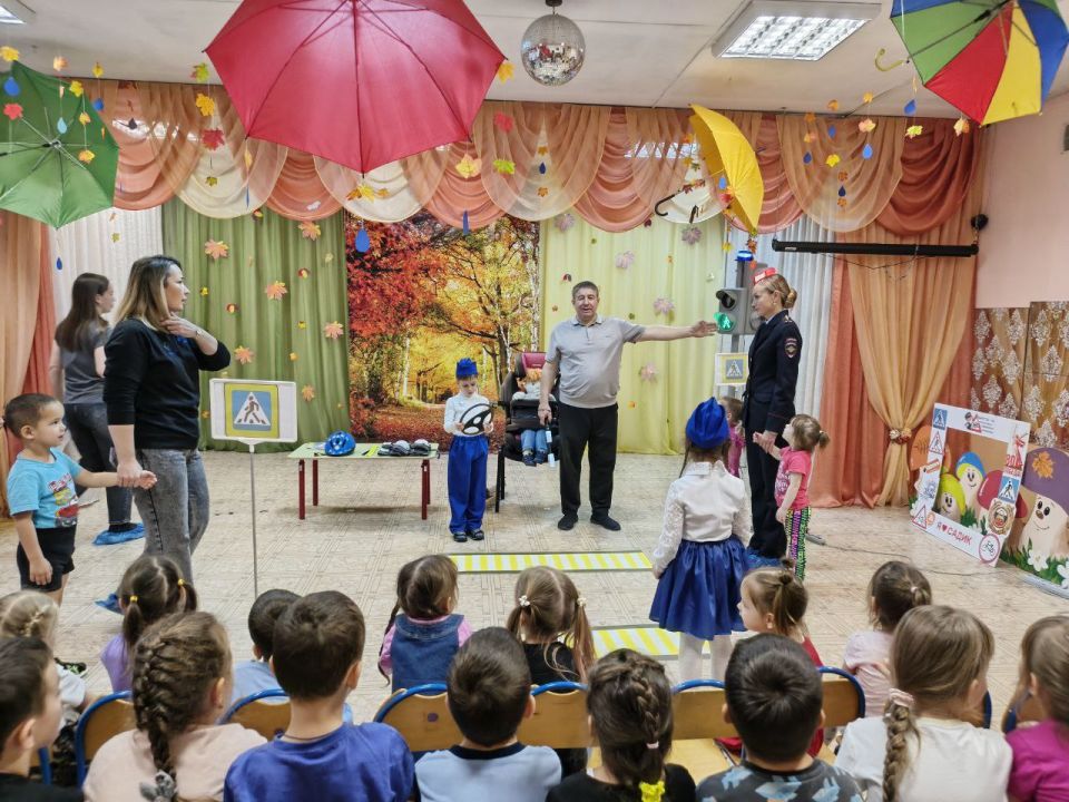 В завершение мероприятия дети получили в подарок от Дирекции безопасности дорожного движения световозвращатели и памятки по Правилам дорожного движения