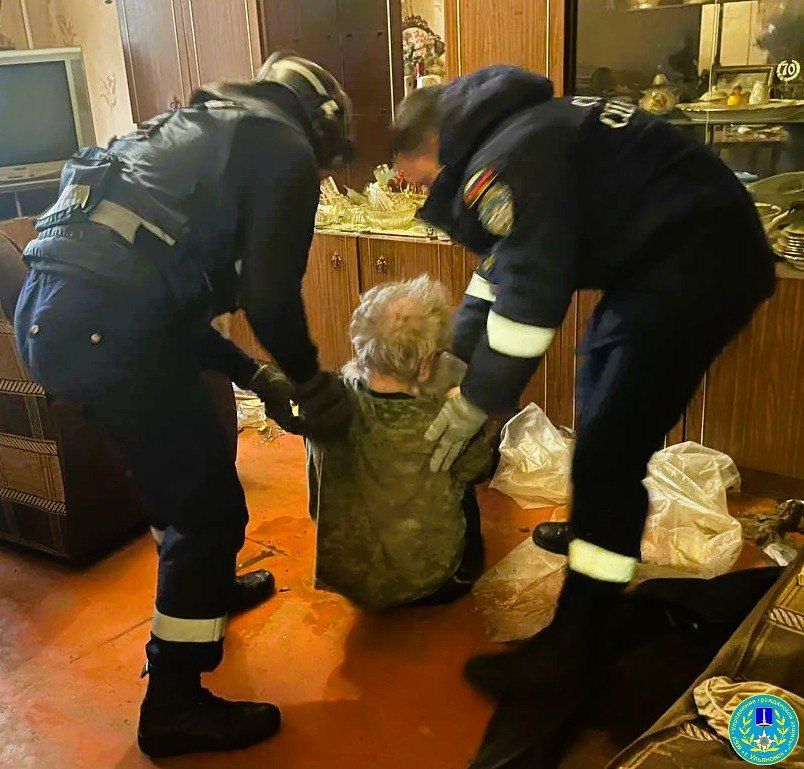 Спасатели в Ульяновске помогли упавшему в квартире мужчине-инвалиду