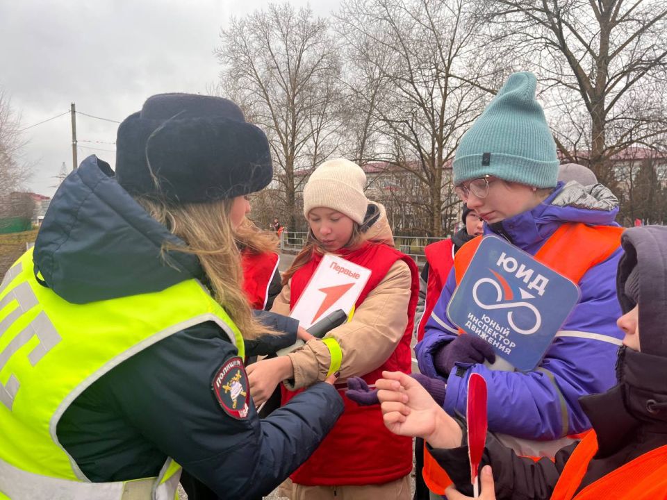 Организаторы мероприятия провели профилактические беседы с несовершеннолетними участниками дорожного движения о правилах безопасного поведения на дорогах