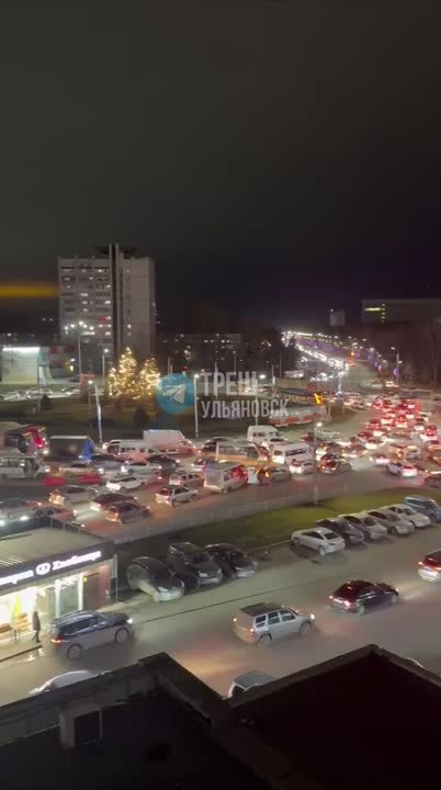 Стоит все, «скорая» не может проехать: Пушкаревское кольцо и улица Минаева встали в адской пробке вечером 25 ноября в Ульяновске