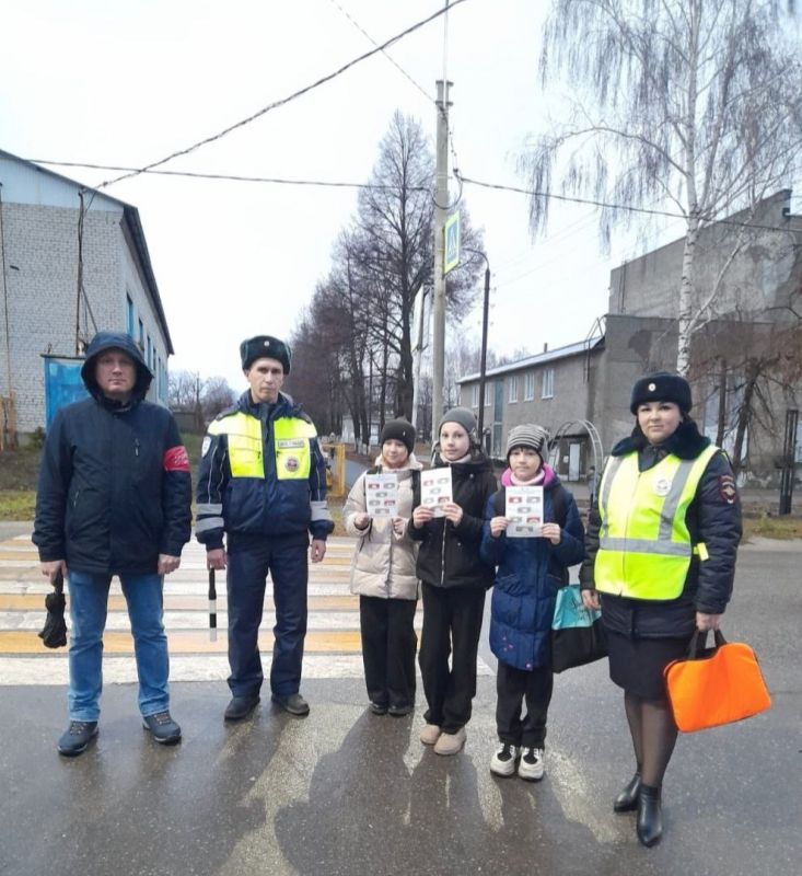 В завершение мероприятия сотрудники Госавтоинспекции и специалисты Дирекции безопасности дорожного движения подарили юным участникам дорожного движения тематические листовки по Правилам дорожного движения и световозвращающие...