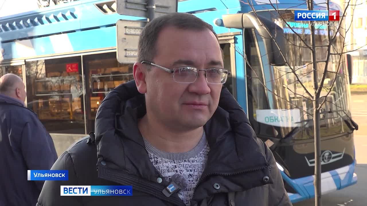 Связывают два берега Волги с помощью троллейбусного сообщения