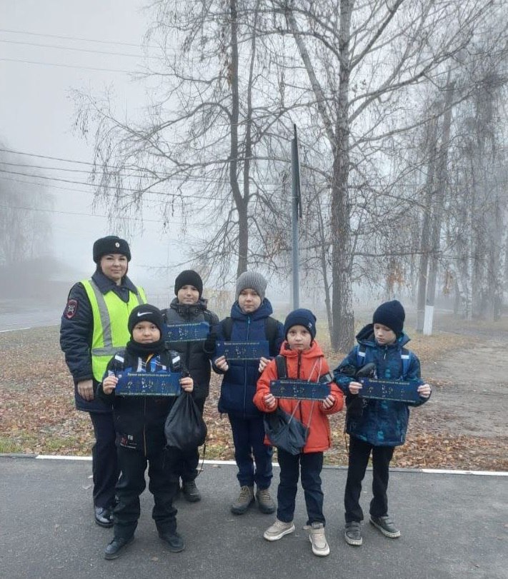 В завершение встречи сотрудники Госавтоинспекции и специалисты Дирекции безопасности дорожного движения подарили юным участникам дорожного движения тематические листовки по Правилам дорожного движения и световозвращающие... В завершение встречи сотрудники Госавтоинспекции и специалисты Дирекции безопасности дорожного движения подарили юным участникам дорожного движения тематические листовки по Правилам дорожного движения и световозвращающие...