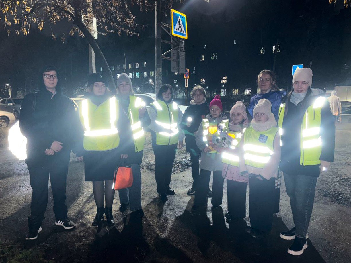 В завершение встречи сотрудники Госавтоинспекции и специалисты Дирекции безопасности дорожного движения подарили юным участникам дорожного движения тематические листовки по Правилам дорожного движения и световозвращающие... В завершение встречи сотрудники Госавтоинспекции и специалисты Дирекции безопасности дорожного движения подарили юным участникам дорожного движения тематические листовки по Правилам дорожного движения и световозвращающие...