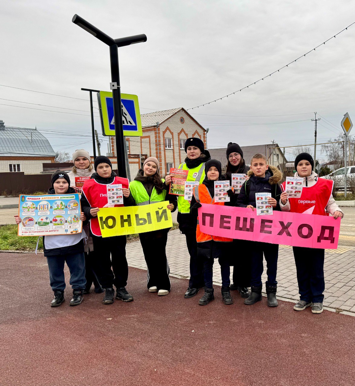 В завершение встречи сотрудники Госавтоинспекции и специалисты Дирекции безопасности дорожного движения подарили юным участникам дорожного движения тематические листовки по Правилам дорожного движения и световозвращающие...