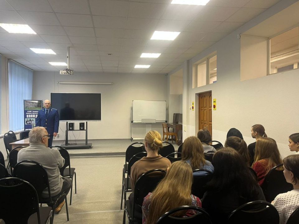 123 В рамках реализации мероприятий по правовому просвещению и правовому информированию заместитель прокурора Засвияжского района г. Ульяновска Тиняков Д.А. встретился с учащимися ОГБКОУ «Ульяновский социально-педагогический...