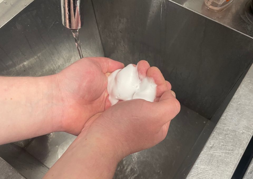 Секреты бабушки: как избавиться от запаха рыбы и лука на руках