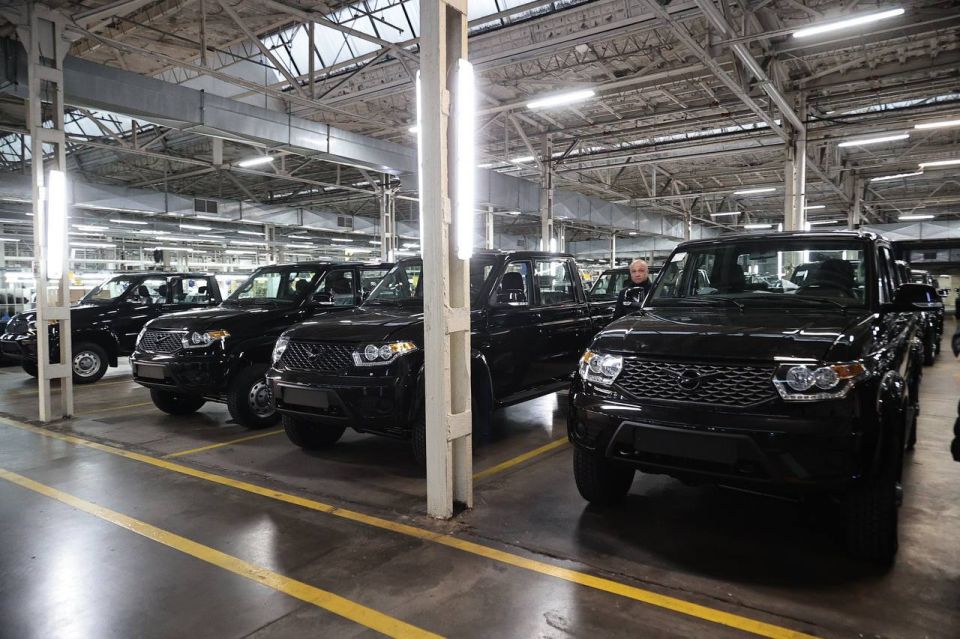 Глава РЭЦ Вероника Никишина рамках рабочего визита в Ульяновскую область вместе с губернатором Алексеем Русских посетила легендарный УАЗ