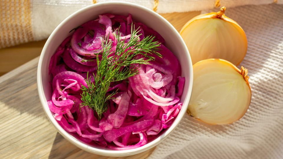 Этот маринованный лук съедят быстрее мяса: вкуснее, чем просто в уксусе